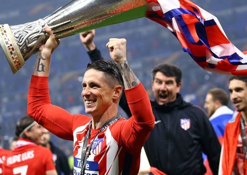 Fernando Torres con la copa Europa League