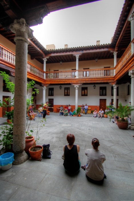 Accésit en el III Concurso de fotografía “Patios de Toledo”. Corpus Christi 2012. La música de los patios, Barrio de Los Bloques, Toledo, Castilla-La Mancha, España.